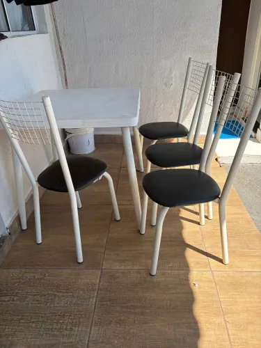 Mesa com 4 cadeiras