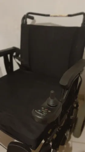 Cadeira de rodas motorizada bem grande