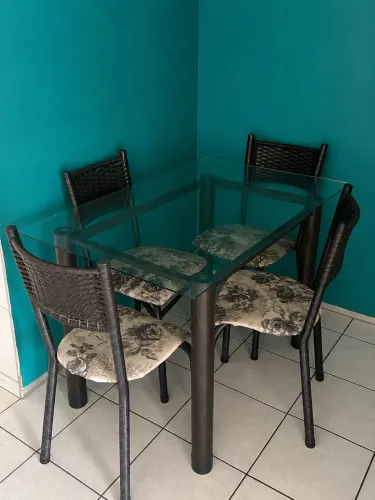 Mesa de Jantar de Vidro com 4 Cadeiras - Ótimo Estado