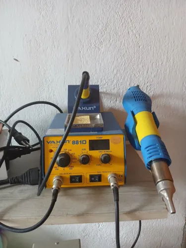 Equipamentos para concerto de celulares.