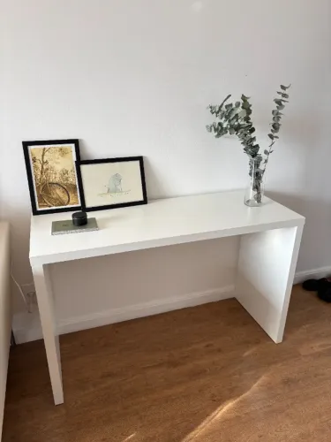 Mesa, cadeira de trabalho, prateleiras e mãos francesas