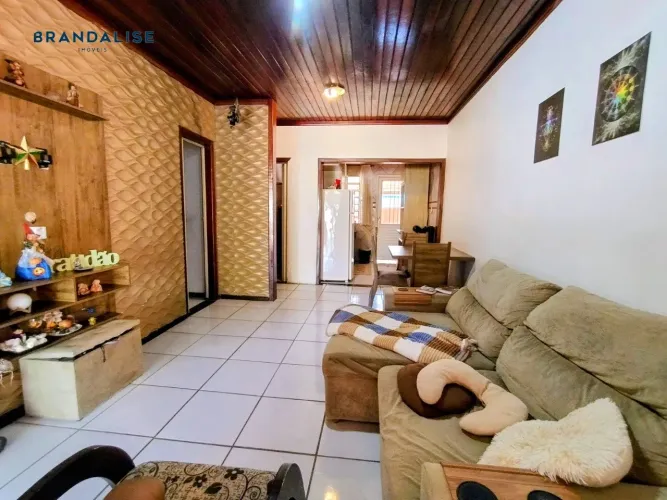 Casa 02 dormitórios com varanda e churrasqueira no São João/Olaria