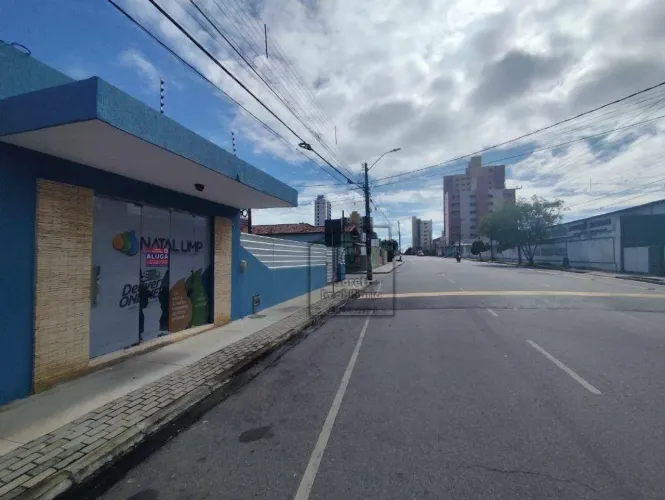 Ponto comercial para alugar no Barro Vermelho com 8 salas, salão e estacionamento para 7 c