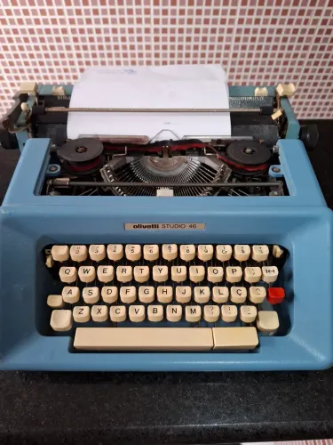 Máquina de Escrever - Olivertti Studio 46
