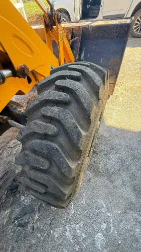 Retroescavadeira JCB 3CX 4x4 Cabinada com Ar