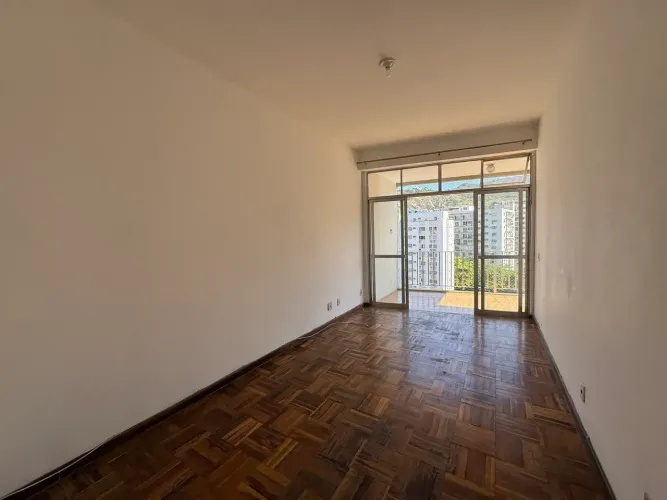 Amplo apartamento de quarto e sala com varanda para venda
