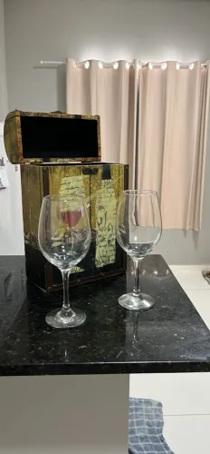 Kit Decoração Baú Porta-Vinho Vintage Paris em MDF + 2 Taças de Vidro