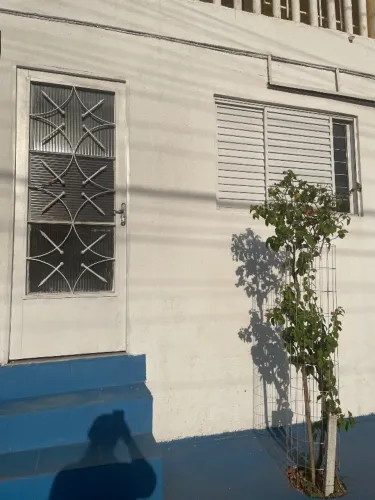 Aluga-se uma casa no Bairro Canjica Cba sendo 2 quartos uma suíte sala cozinha e área de s