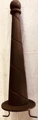 Balizador de calçada tipo Frade em ferro.