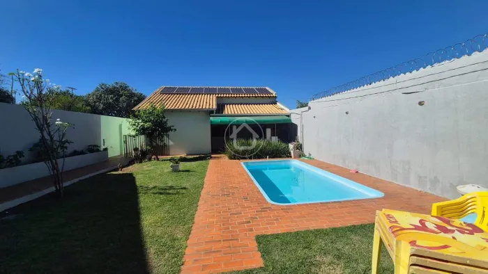 CASA COM PISCINA E ENERGIA SOLAR