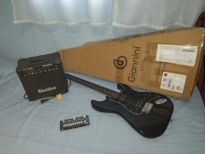 Guitarra Giannini g102 semi nova, junto ao amplificador, pedaleira e os cabos necessários