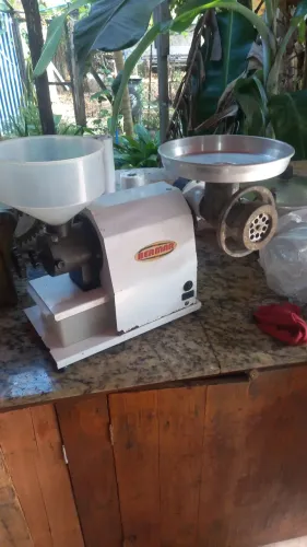 Vendo uma máquina de moer carne conjugada para café 