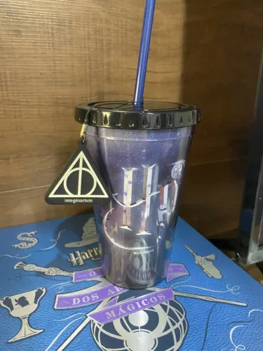 Copo Harry Potter com tampa e canudo marca Imaginarium.