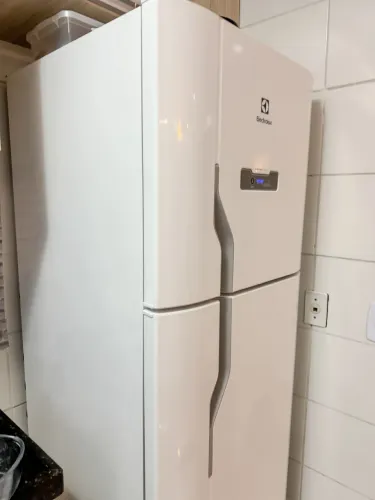 Vendo geladeira semi nova 