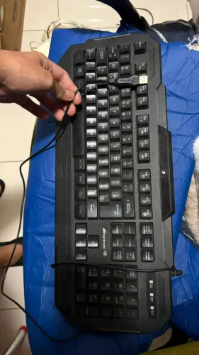 Teclado gamer com iluminação RGB, teclas com bom toque e visual de setup gamer sem pesar n