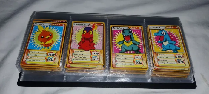 Coleção de 64 Mini Cartas Pokémon + Porta Cartões 
