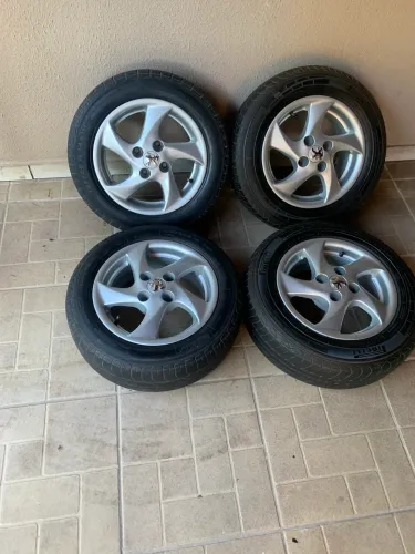 Rodas aro 14 do Peugeot super novas com pneus meia vida