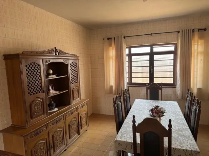 Conjunto Móveis de Madeira - Mesa com 6 cadeiras e Cristaleira