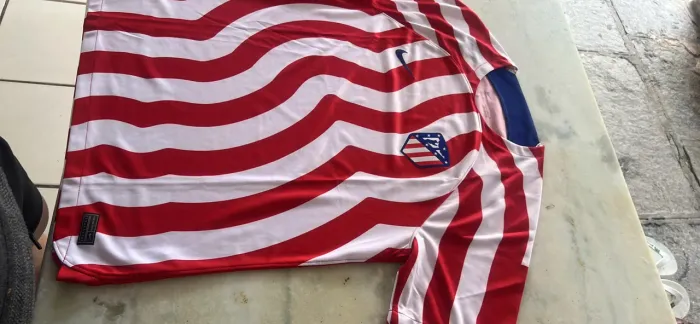 Camisa do atlético de madrid Nike listrada vermelho e branco?