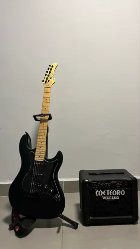 Kit Guitarra Strato Strinberg Sts100 + Amplificador Meteoro + Pedaleira Cuvave