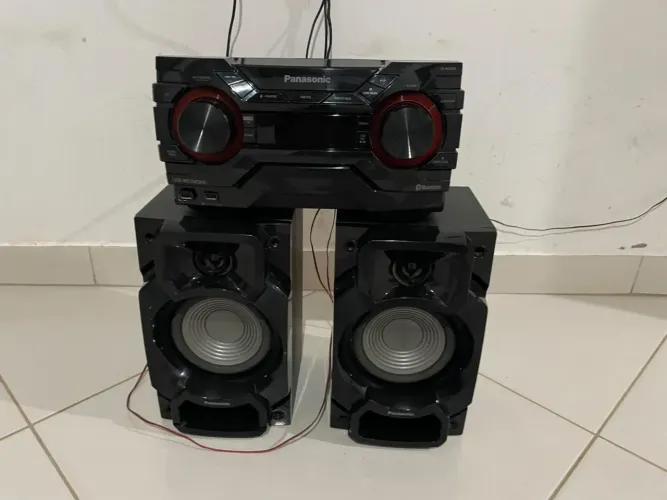 Som com duas caixas da Panasonic 