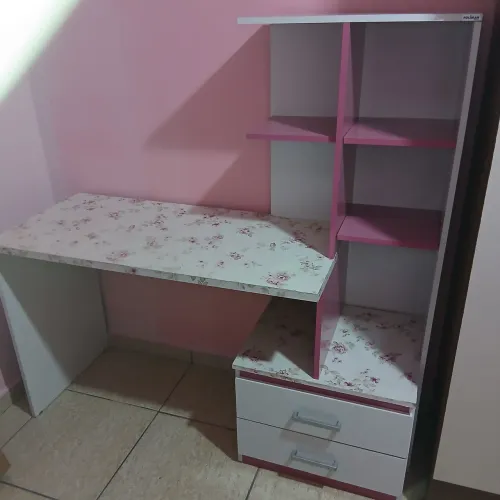 Escrivaninha / Mesa de Estudos com Estante Integrada - Muito Bem Cuidada!