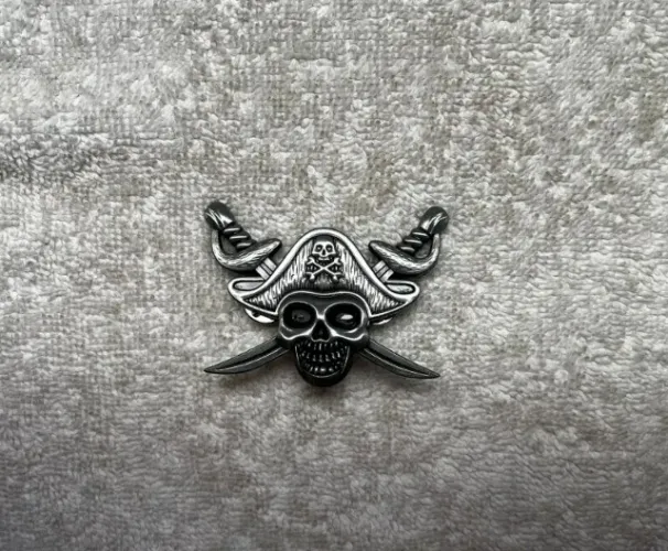 Botton Pirata em metal