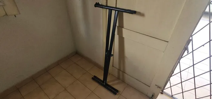 Pedestal para teclado.