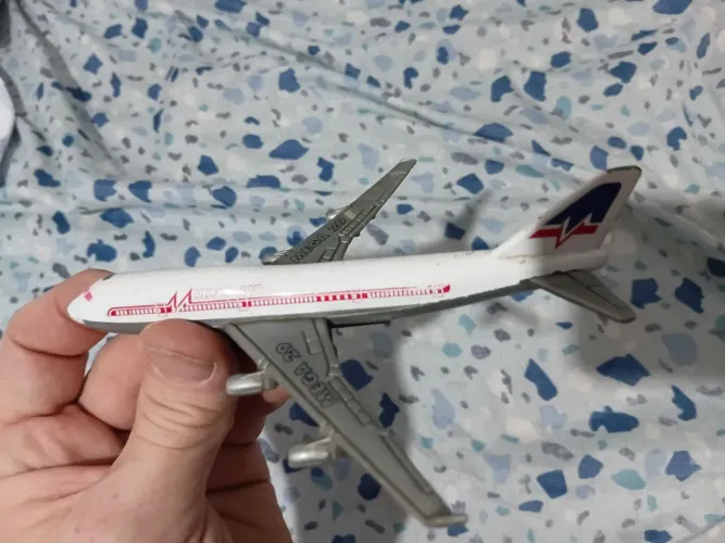 avião de ferro Mega Air miniatura do tamanho da mão