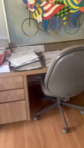 Vende se , móveis de escritório com cadeira