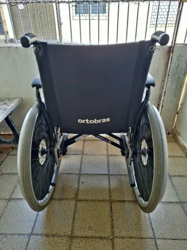 Vendo uma cadeira de rodas nova 1100