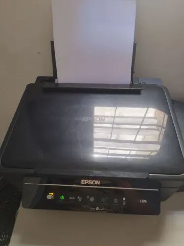 Vendo uma impressora Epson 375 funcionando perfeitamente todas as cores