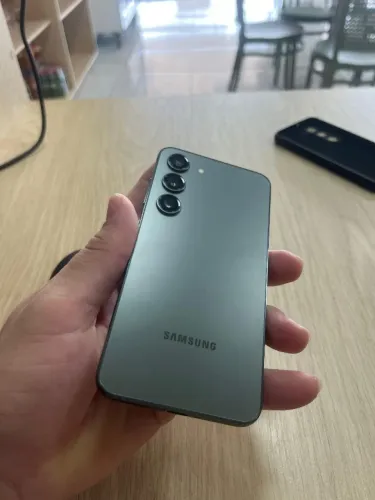 S23 128 gigas 8 de Ram impecável. 