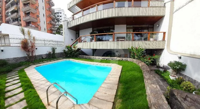 Casa de 700m² com 4 dormitórios na praia de Boa Viagem - Niterói/RJ