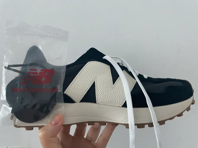 Tênis New balance 327 preto e branco, solado caramelo