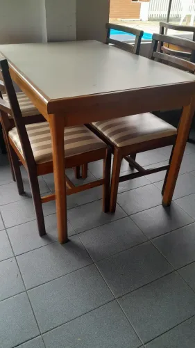 Jogo de mesa de madeira com 4 cadeiras