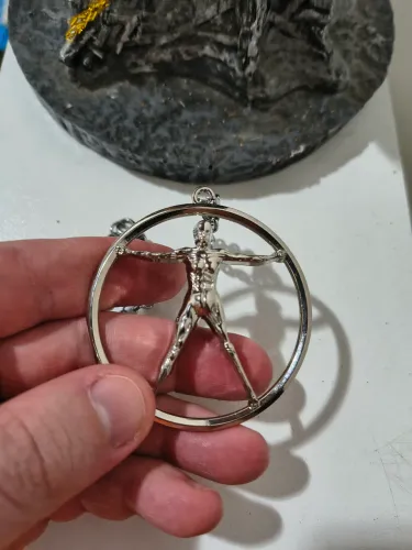 Série Westworld Pingente colecionável com corrente.