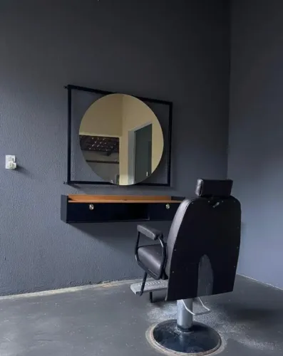 Kit Barbearia Premium: Cadeira Hidráulica + Bancada Suspensa + Espelho Design.