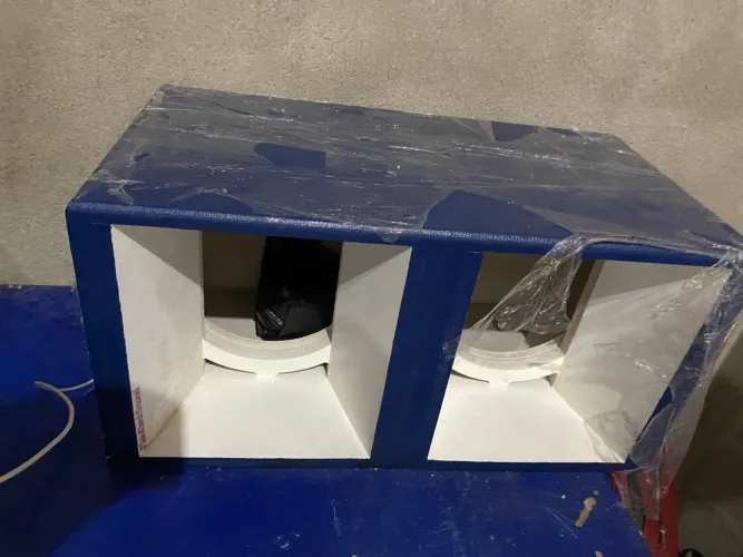 Vendo caixote de madeira para alto-falante médio grave de 10 polegadas.