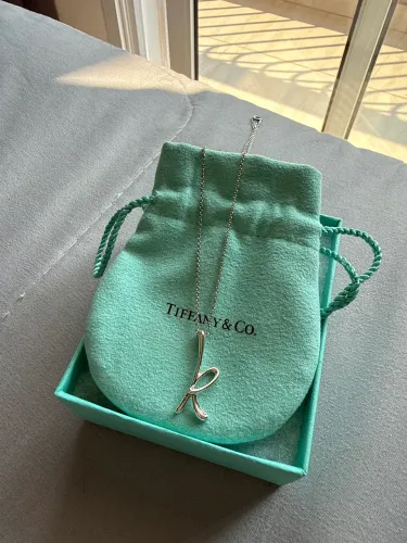 Colar Tiffany & Co original letra K - prata - com caixa e saquinho