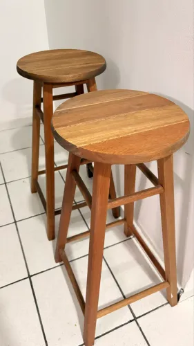 Banquetas de madeira 