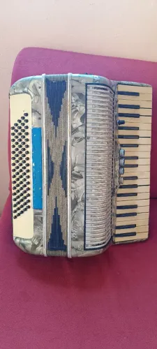 Vendo sanfona 80 baixos 