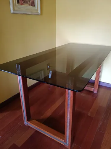 Mesa madeira maciça tampo de vidro fumê