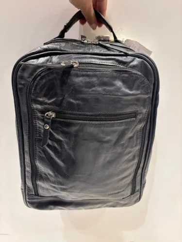 Mochila em couro com compartimento para notebook