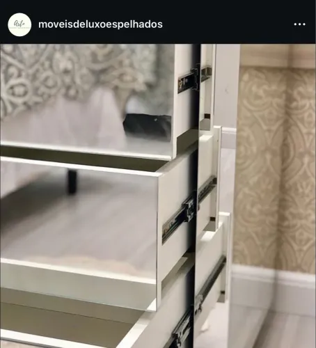 Mesa de cabeceira espelhada - criado mudo 