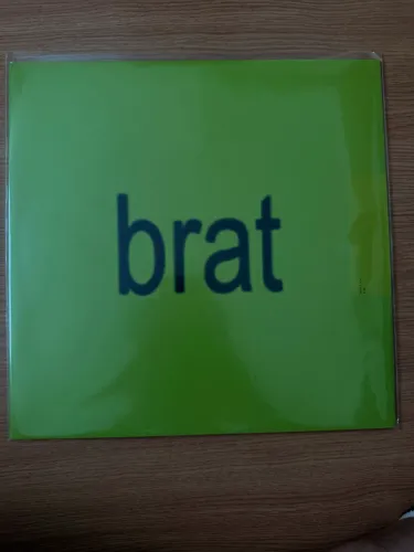 Vinil Charlie XCX Brat ( preto translúcido )