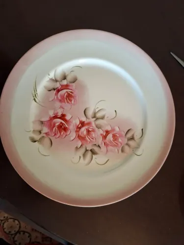 Prato decorativo de porcela antigo pintado a mão