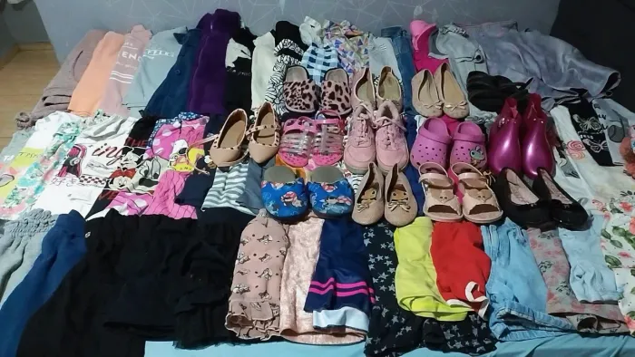 Roupas de menina serve acima dos 10 anos com 64 peças e calçados