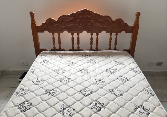 Cama de casal de madeira maciça 