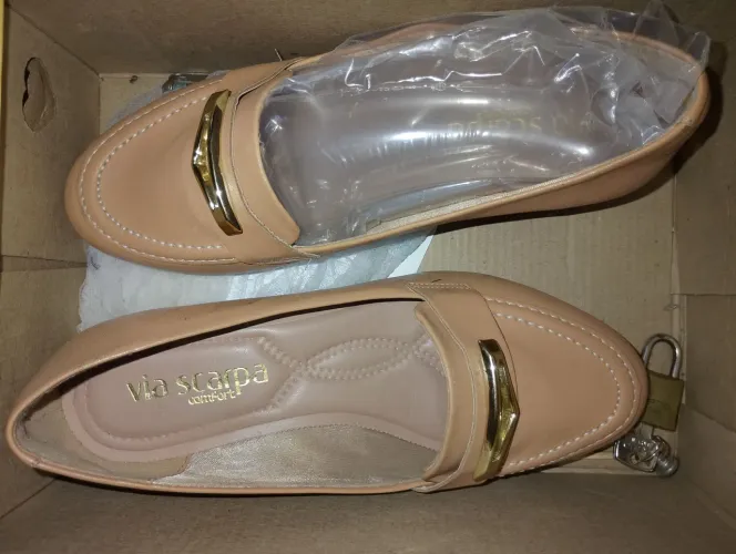 Par de sapatos feminino via scarpa